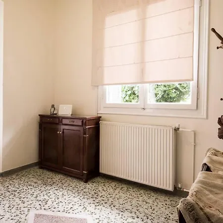 Adorable House With 2 Bedrooms In Chalandri *