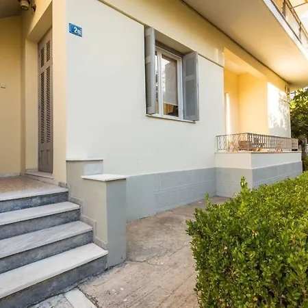 Adorable House With 2 Bedrooms In Chalandri