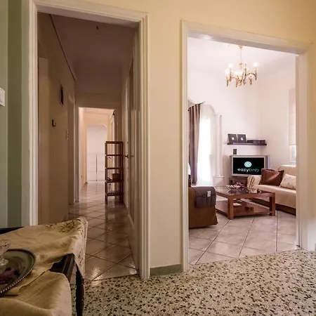 Adorable House With 2 Bedrooms In Chalandri *