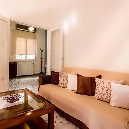 Adorable House With 2 Bedrooms In Chalandri Athens