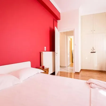 Adorable House With 2 Bedrooms In Chalandri