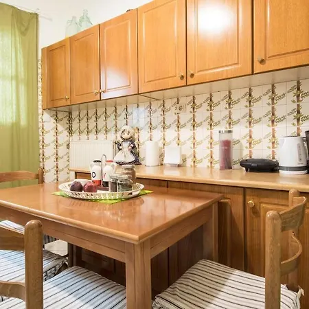 Adorable House With 2 Bedrooms In Chalandri *